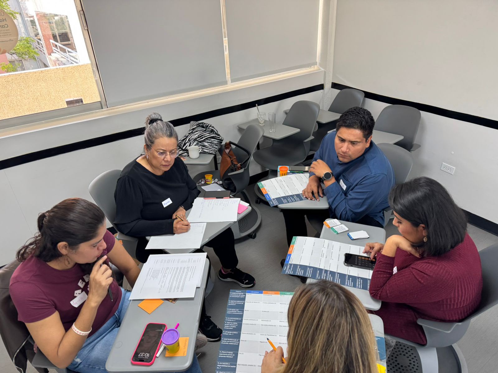 Participantes colaborando durante una sesión de aprendizaje GAMED